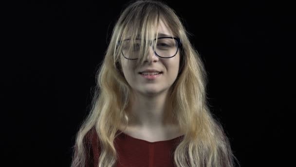 Блондинка Дівчинка-підліток — стокове відео