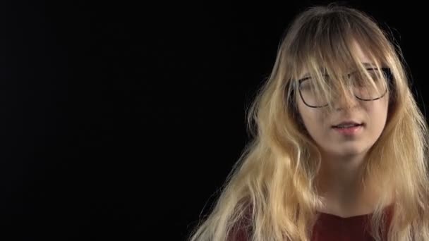 Blonda adolescenta fata si slider — Videoclip de stoc