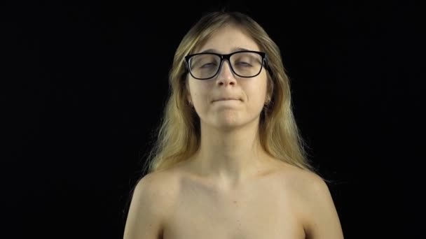 ブロンドの女の子の長い髪に触れる — ストック動画