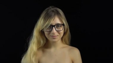 Gözlüklü sarışın dönüm kadın
