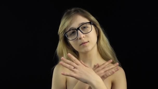 Blond verlegen meisje — Stockvideo