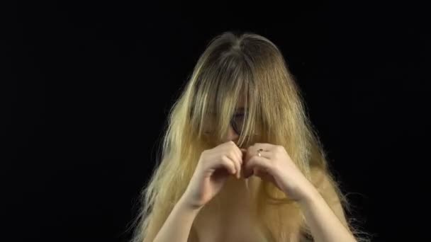 Chica rubia sacudiendo la cabeza — Vídeos de Stock