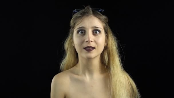 Mujer rubia sorprendida — Vídeos de Stock