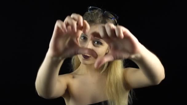 Блондинка показує серце — стокове відео