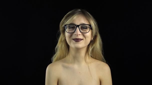 Lächelnde blonde Frau — Stockvideo