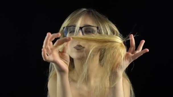 Showing hair blond woman — Stock Video