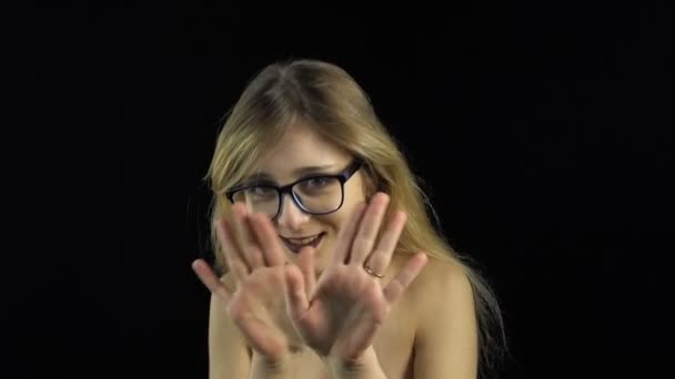 Ne montrant aucune femme blonde — Video