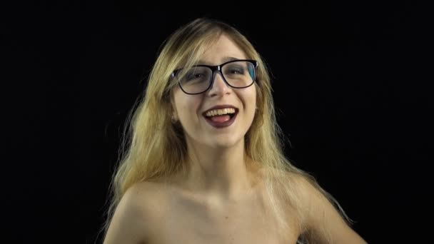 Lachende blonde Frau — Stockvideo