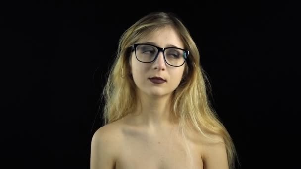 Ta bort glasögon blond kvinna — Stockvideo