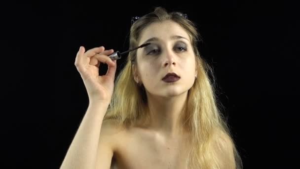 Trägt Mascara blondes Mädchen — Stockvideo