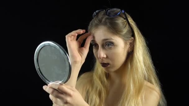 Při pohledu do zrcadla mladá dívka — Stock video
