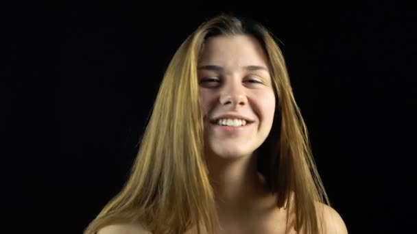 Брюнетка дівчина сміється з оголені плечима — стокове відео