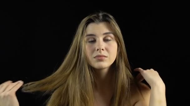 Chica de pelo conmovedor con hombros desnudos — Vídeo de stock