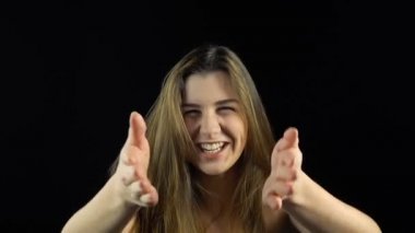 Omuz bared ile gülen esmer kadın