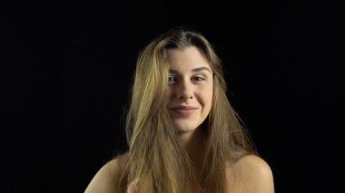 Omuz bared ile esmer gülümseyen kadın