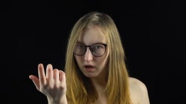 Sürpriz sarışın Kız bardaklarda