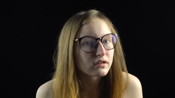 Szőke lány szemüvegét meghallgatása — Stock videók