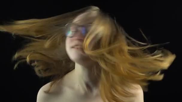 Schudden haar blond meisje in glazen — Stockvideo