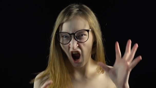メガネで顔をゆがめたのブロンドの女の子 — ストック動画