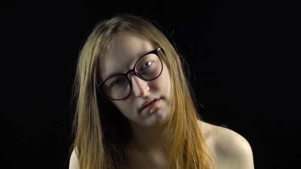 Zeigt Zunge blondes Mädchen in Brille — Stockvideo