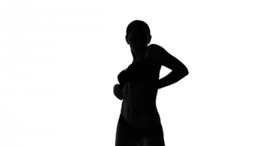 Dans eden kızın silueti