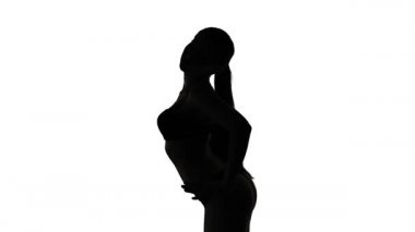 Seksi dans eden kız silüeti