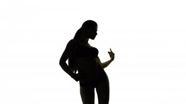 Dans eden genç kız silüeti