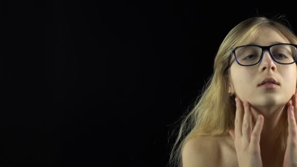 Blick auf Kamera junges Mädchen — Stockvideo