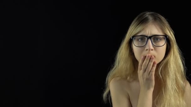 Überraschte junge Frau — Stockvideo