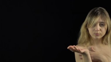 Gösteren facepalm genç kız