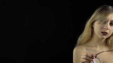 Ağzına gözlüklü genç kadın