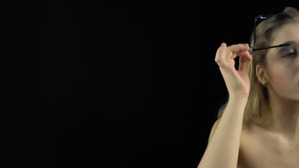 Szempillaspirál fiatal nő visel — Stock videók