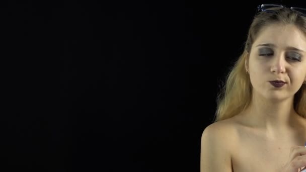 Lesende junge Frau — Stockvideo