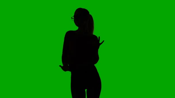 Silhouette einer tanzenden schlanken Frau mit Brille — Stockvideo