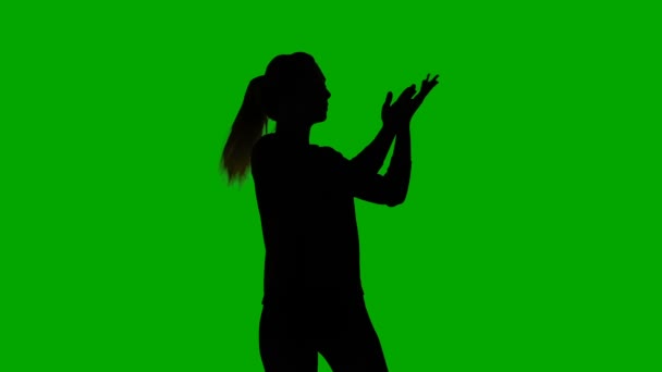 Silhouet van dansende slanke vrouw — Stockvideo