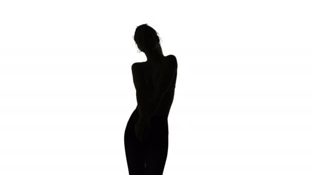 Танцующая сексуальная молодая женщина, изолированный силуэт — стоковое видео