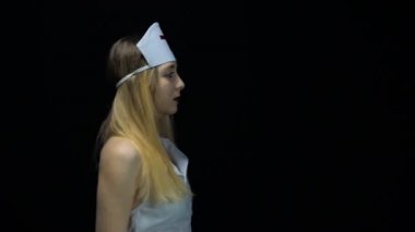 Profil sarışın hemşire gidiyor