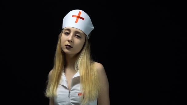 Флірт блондинка медсестра — стокове відео