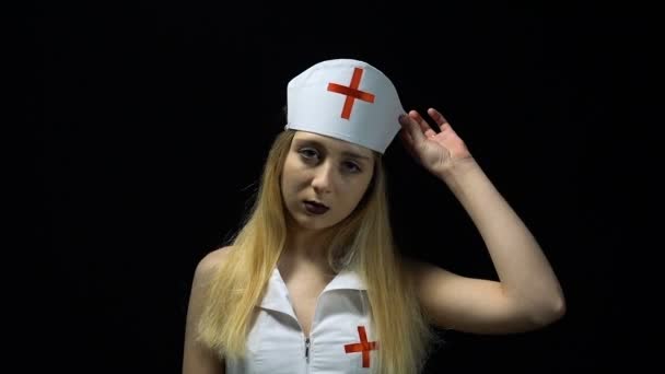 Berührender Hut blonde Krankenschwester — Stockvideo