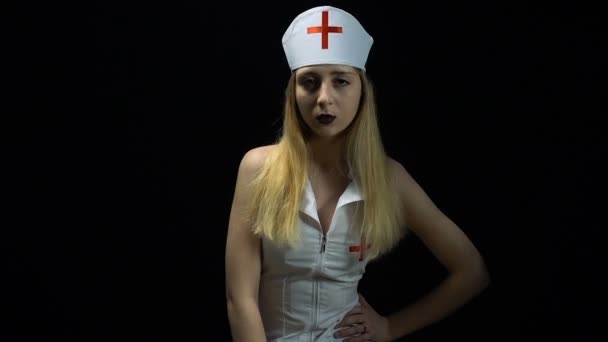 Трогательная шляпа молодой белокурой медсестры — стоковое видео
