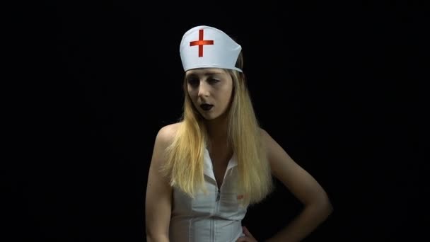 Looking side blond nurse — Stock Video