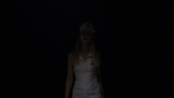 Медсестра-блондинка — стоковое видео