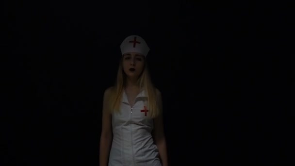 Indo loira enfermeira menina — Vídeo de Stock