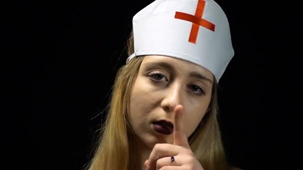 Gösteren sessiz hemşire kız — Stok video