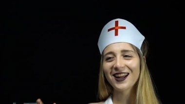 Syrenge ile komik hemşire