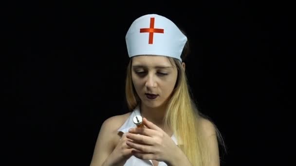 Krankenschwester mit Spritze geschockt — Stockvideo