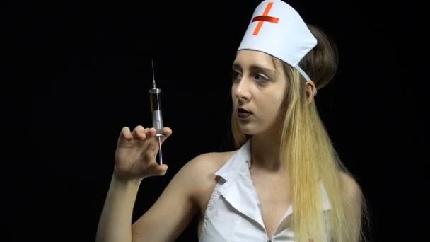 Leende sjuksköterska med syrenge — Stockvideo