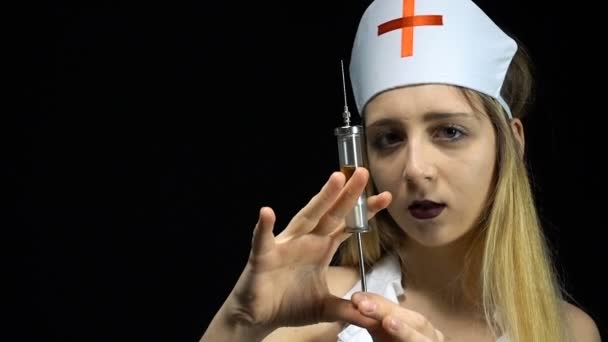 Блондинка медсестра з сиропом — стокове відео