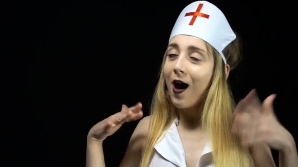 Enfermera sexy asombrada — Vídeo de stock
