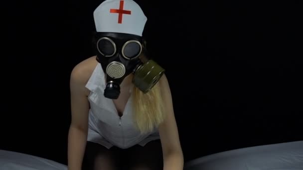 Sexy verpleegster meisje met gasmasker in bed — Stockvideo